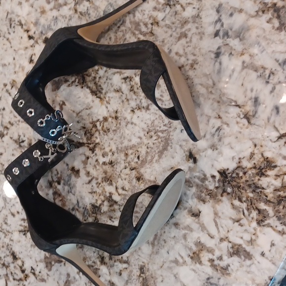 Michael Kors Women's Kelli Logo Print Charm Detail Sandals SZ 10 New - Picture 12 of 16